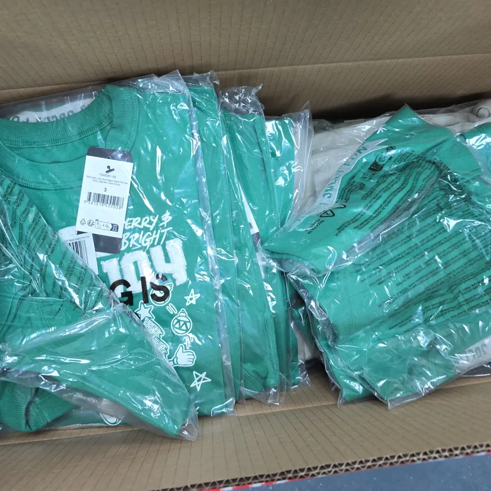 APPROXIMATELY 25 ASSORTED CLOTHING ITEMS IN VARIOUS SIZES, COLOURS & STYLES TO INCLUDE BAGGY WORKER SHORTS, GRAPHIC PRINT TEE, PATRICK PANEL PANTS, ETC