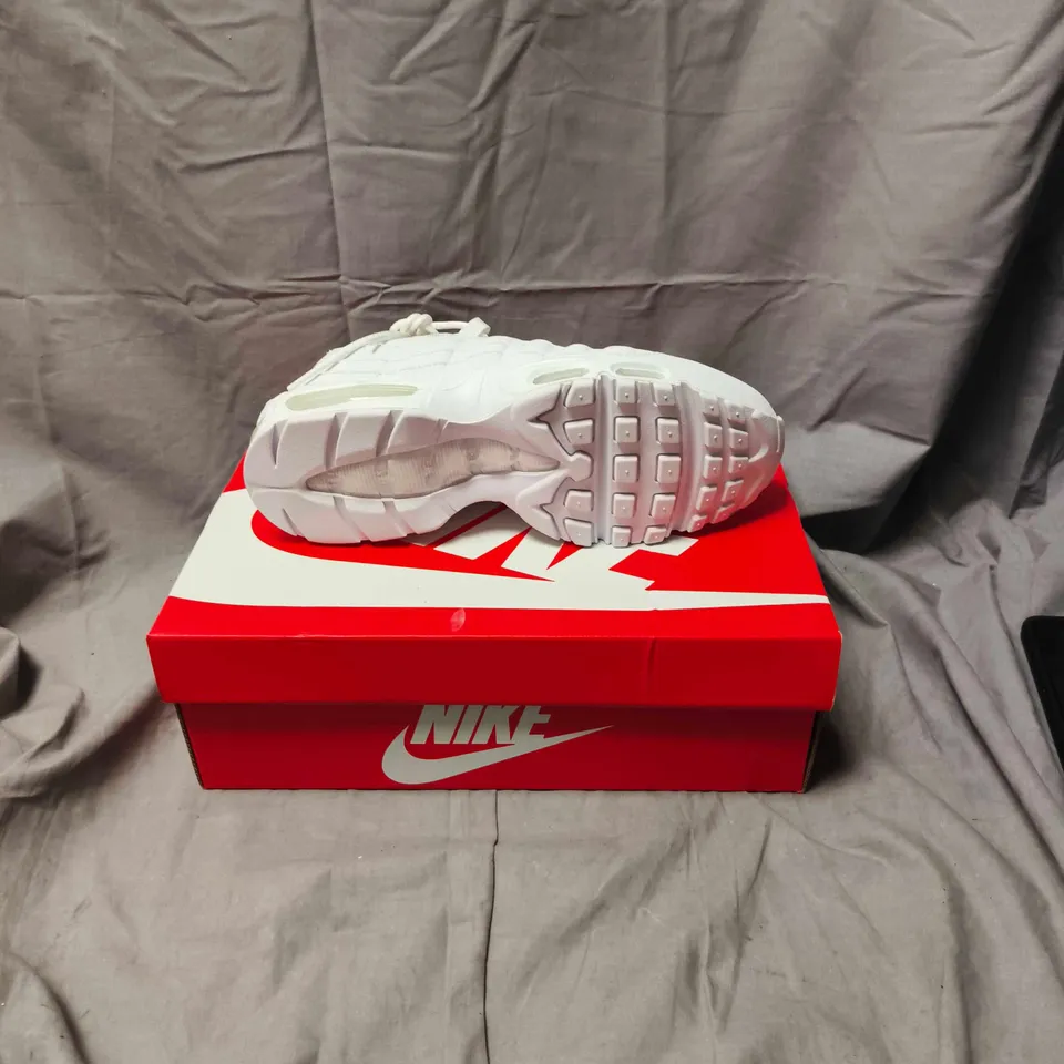 BOXED PAIR OF NIKE AIR MAX 95 SNEAKERS – SIZE 8.5