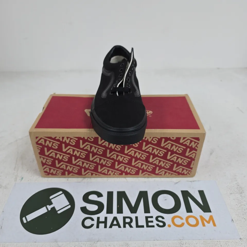 BOXED PAIR OF VANS OLD SKOOL TRAINERS IN BLACK - UK 6.5