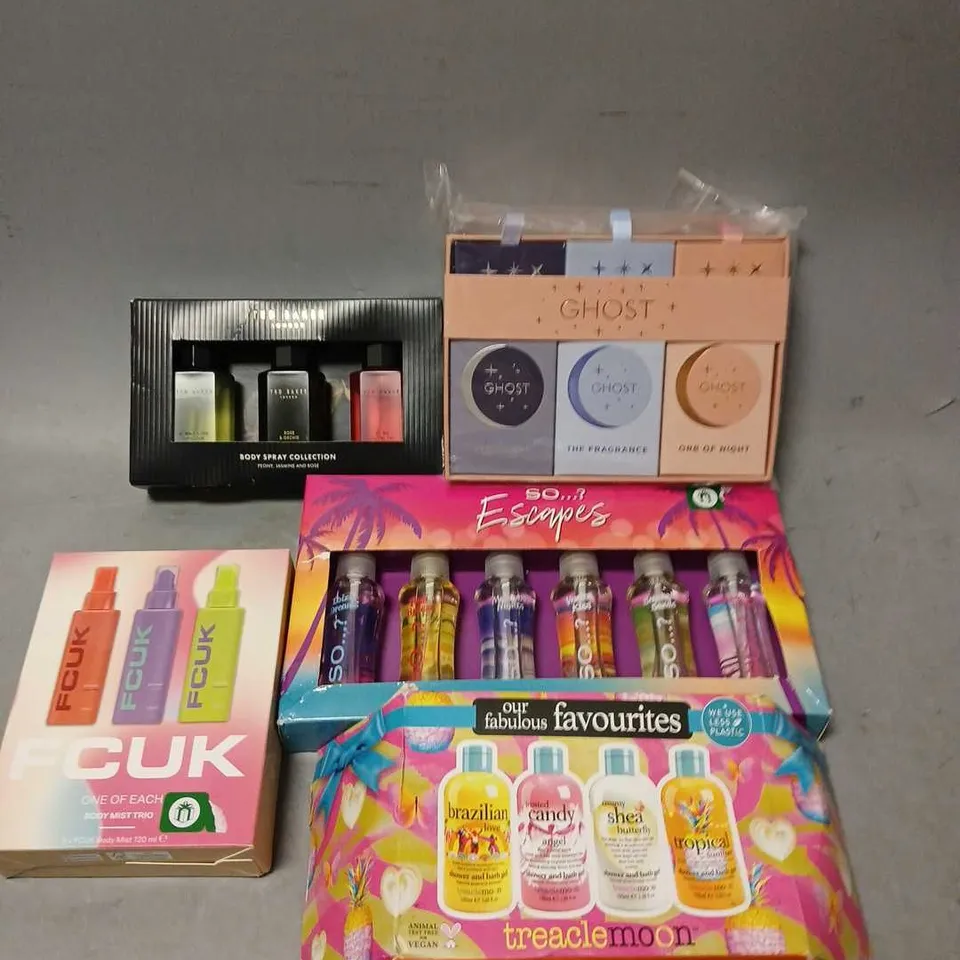 BOX OF APPROX 5 ASSORTED COSMETIC BOXSETS TO INCLUDE - TED BAKER BODY SPRAY COLLECTION - FCUK BODY MIST TRIO - TREACLEMOON BATH AND SHOWER GEL - ETC