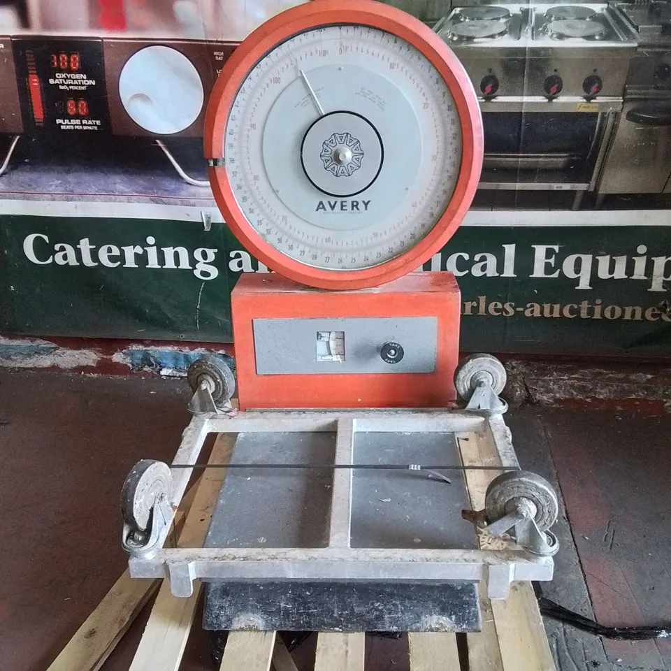 AVERY COMMERCIAL LARGE AVERAGE WEIGHING SCALE
