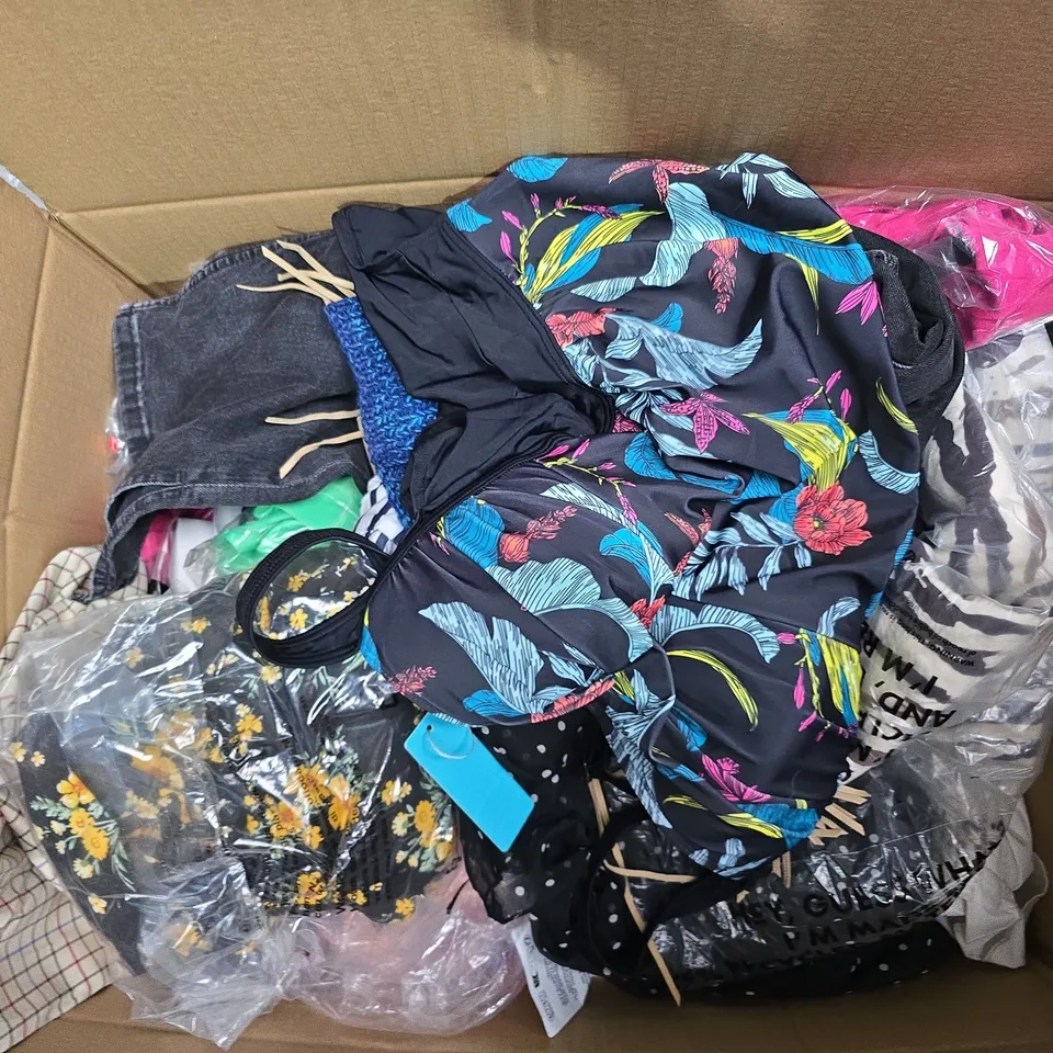 APPROXIMATELY 35 ASSORTED CLOTHING ITEMS IN VARIOUS SIZES, STYLES & COLOURS TO INCLUDE SWIMSUIT, DRESS, TOPS, ETC - COLLECTION ONLY