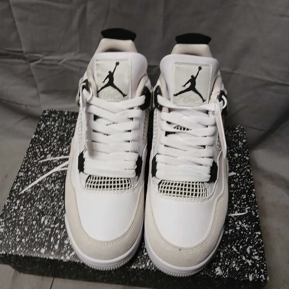 AIR JORDAN 4 RETRO – WHITE/BLACK-NEUTRAL GREY, UK 8.5 (US 9.5)
