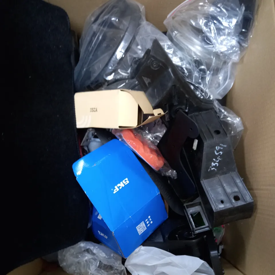 LARGE BOX OF ASSORTED CAR ACCESSORIES  TO INCLUDE BADGE HOLDER - PHONE HOLDER - CAR WRAP / COLLECTION ONLY 