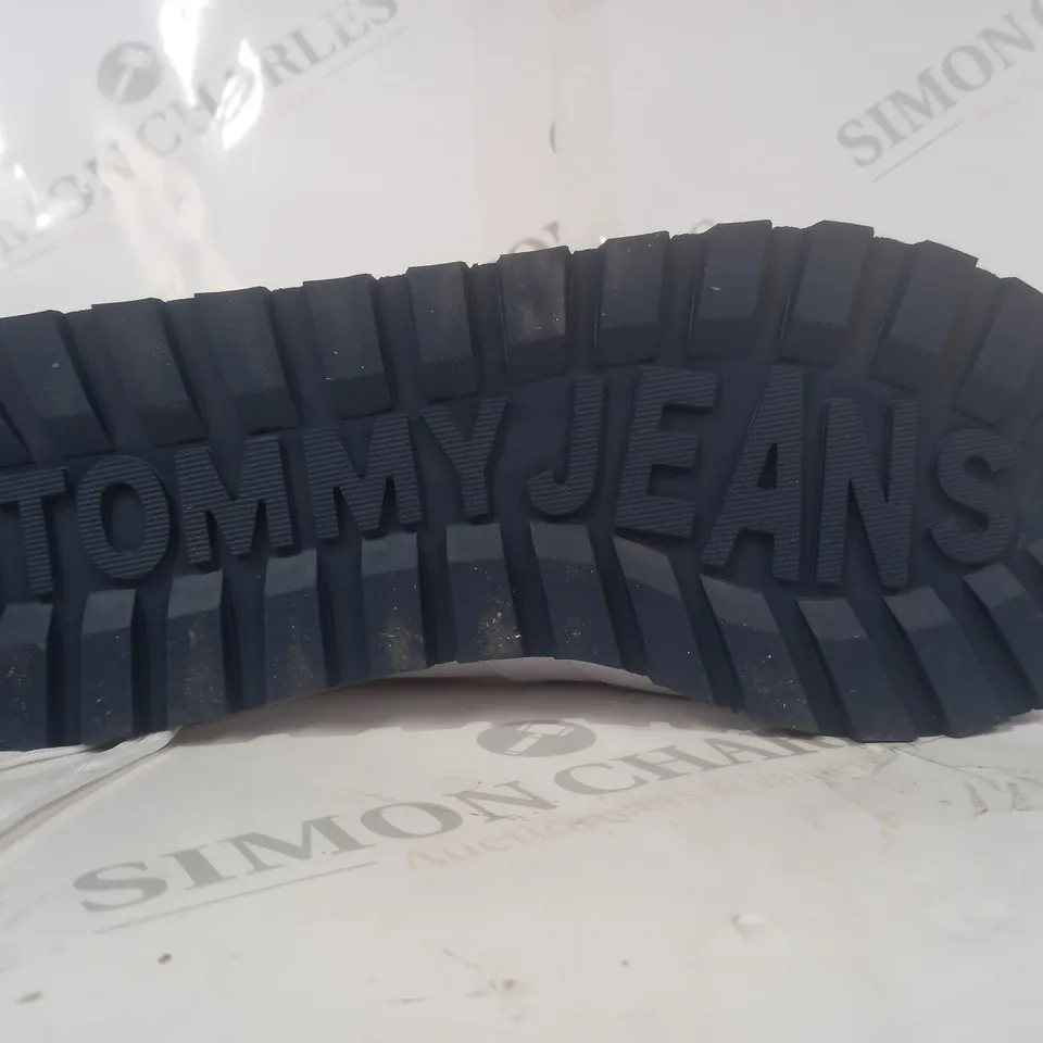 BOXED PAIR OF TOMMY JEANS SHOES IN WHITE UK SIZE 10