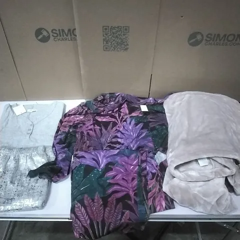 A PALLET TO CONTAIN APPROXIMATELY 85 WOMENS DESIGNER CLOTHES WHICH INCLUDE; JD WILLIAMS LOUNGE WEAR, OVER SIZED HOODIE ETC