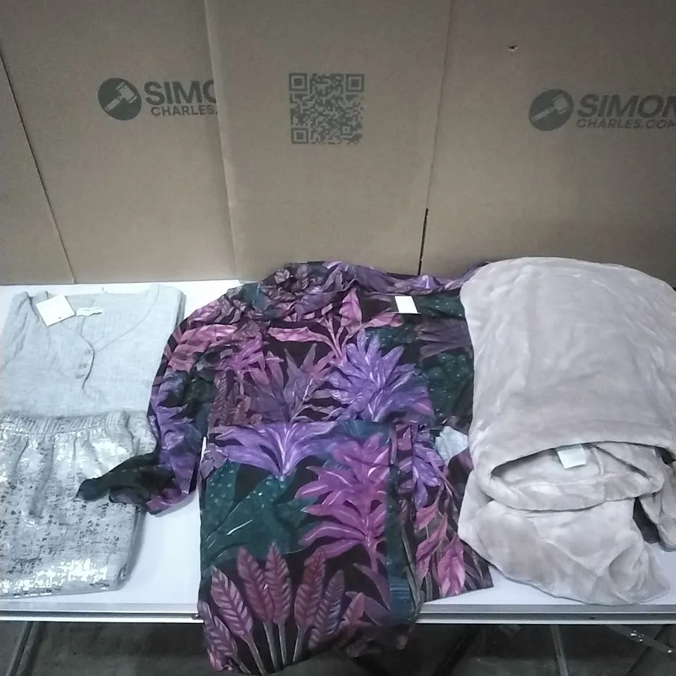 A PALLET TO CONTAIN APPROXIMATELY 85 WOMENS DESIGNER CLOTHES WHICH INCLUDE; JD WILLIAMS LOUNGE WEAR, OVER SIZED HOODIE ETC
