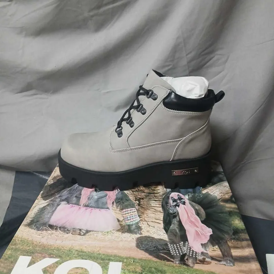 KOI NOVUS KOI CHUNKY LACE UP BOOTS – GREY, UK 7