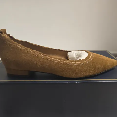 BOXED PAIR OF FAIRFAX & FAVOUR TAN SUEDE BALLET FLATS β UK 5 (EU 38)