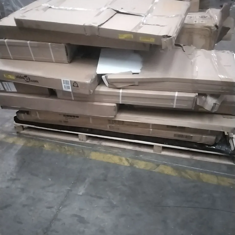 PALLET OF ASSORTED GARDEN, FURNITURE PIECES ETC