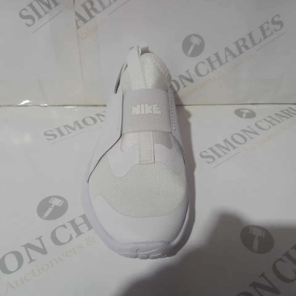 BOXED PAIR OF NIKE FLEX RUNNER 2 KIDS SHOES IN WHITE UK SIZE 12