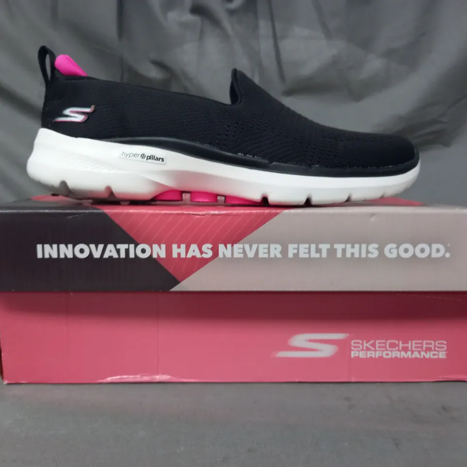 BOXED PAIR OF SKECHERS GO WALK 6 SLIP-ON SHOES IN BLACK SIZE 6
