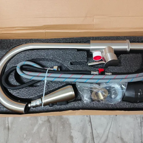 SWIVELING KITCHEN FAUCET WITH PULL-OUT SPRAY HOSE – STAINLESS FINISH 