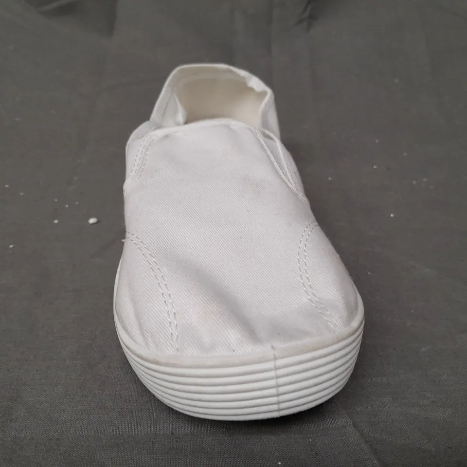 BOX OF APPROXIMATELY 20 PAIRS OF DESIGNER SLIP-ON PUMPS IN WHITE - VARIOUS SIZES
