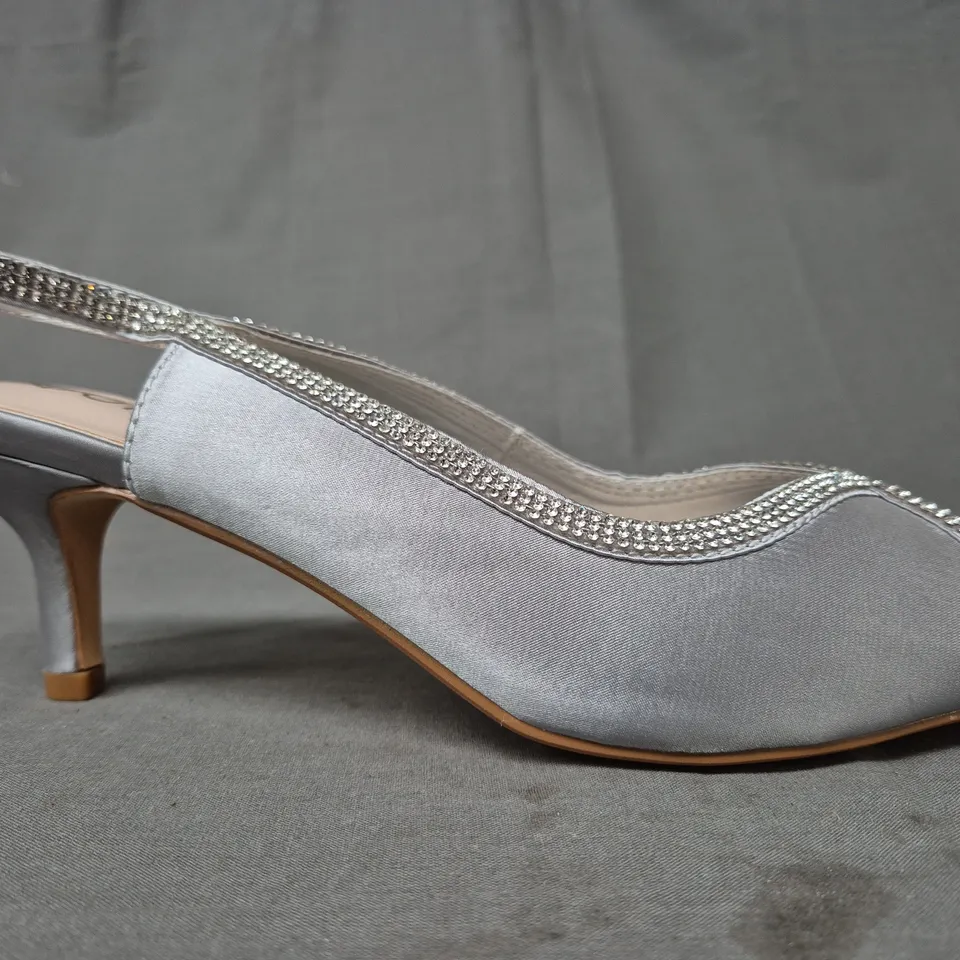 BOXED PAIR OF QUIZ PEEP TOE LOW HEEL DIAMANTE EFFECT SHOES IN SILVER EU SIZE 40