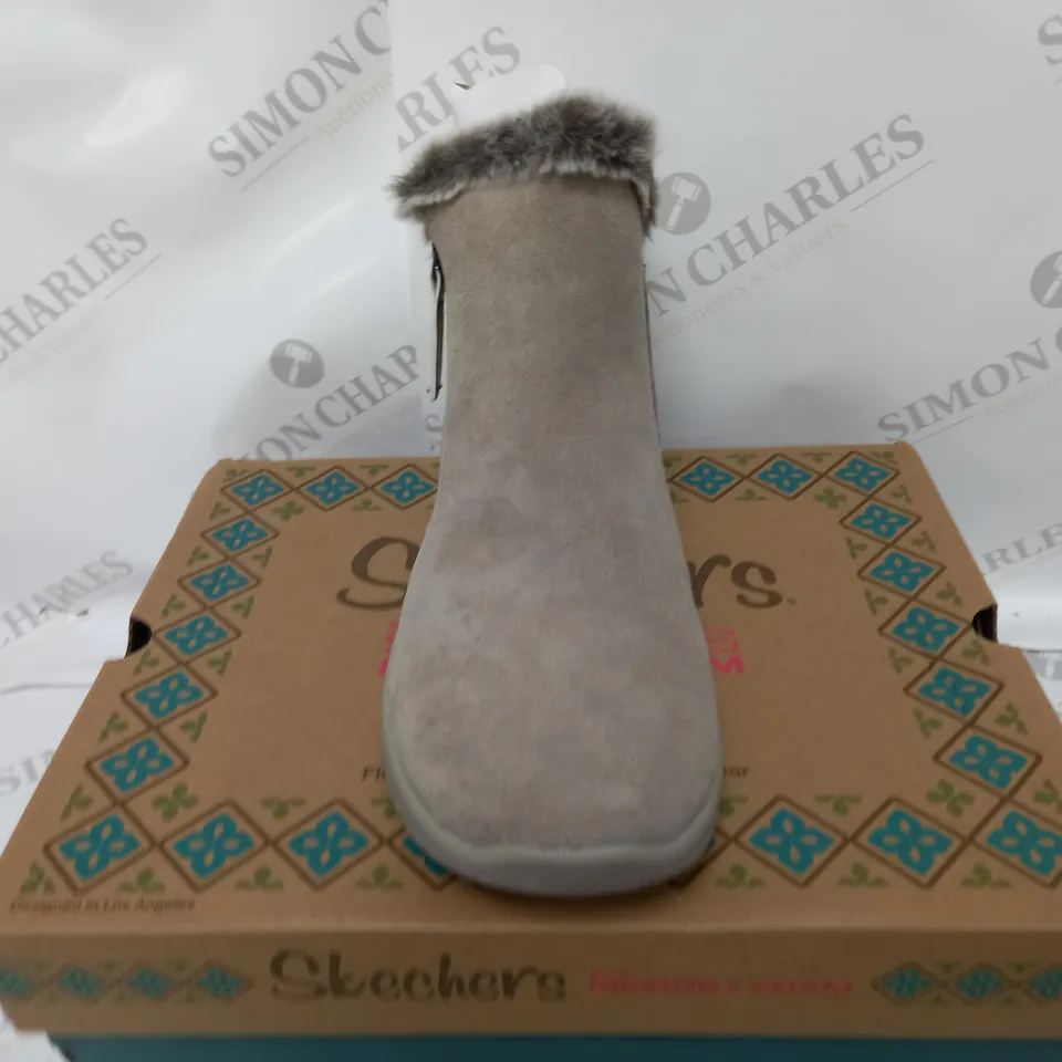BOXED PAIR OF SKECHERS HIGH ZIP BOOTS MUSHROOM SIZE 8