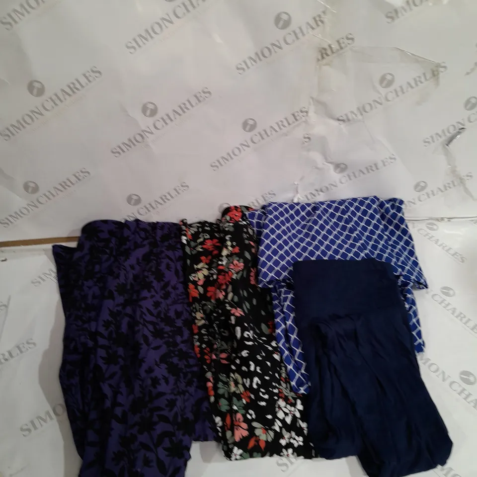 LARGE BOX OF ASSORTED CLOTHING IN VARIOUS SIZES AND COLOURS 