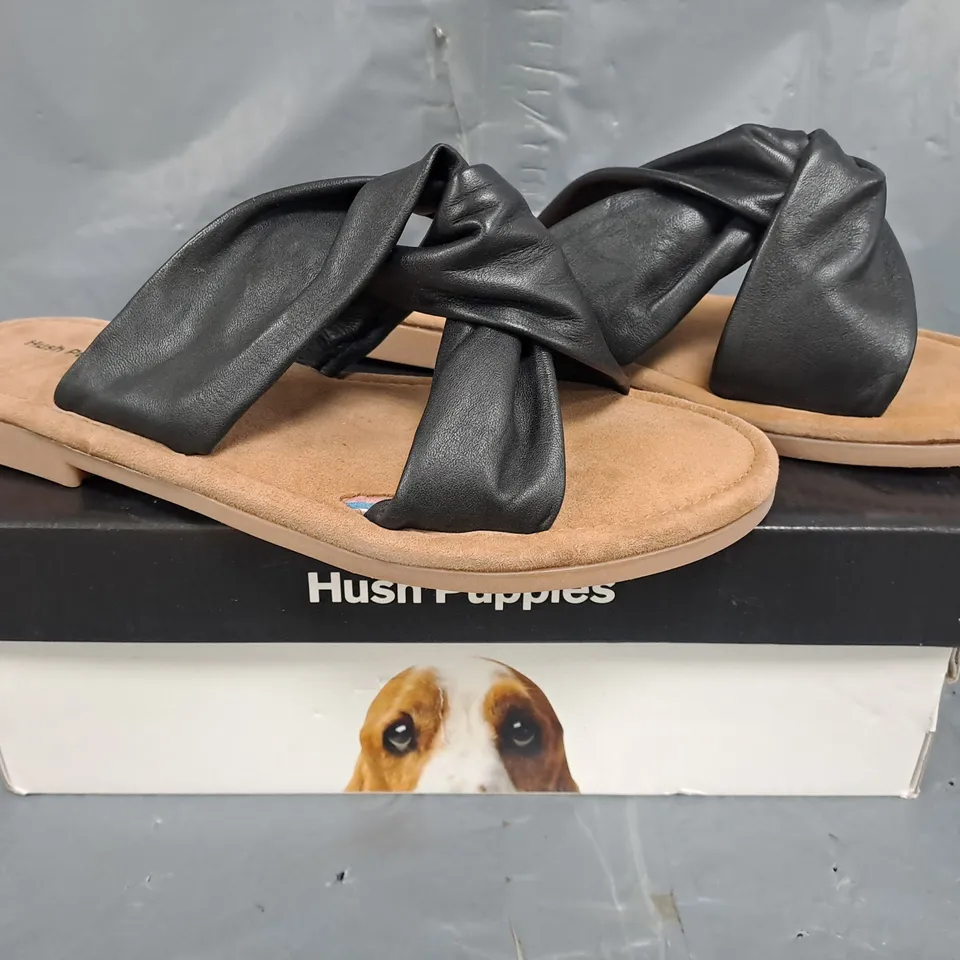 BOXED PAIR OF HUSH PUPPIES WIDE FIT SANDALS IN BLACK SIZE UK 5