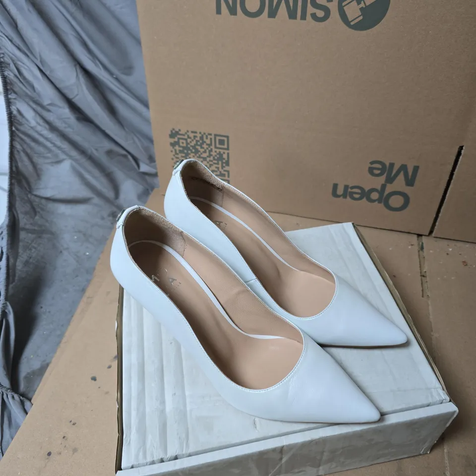 MODA IN PELLE WHITE POINTED TOE HEELS , UK 8 (EU 41)
