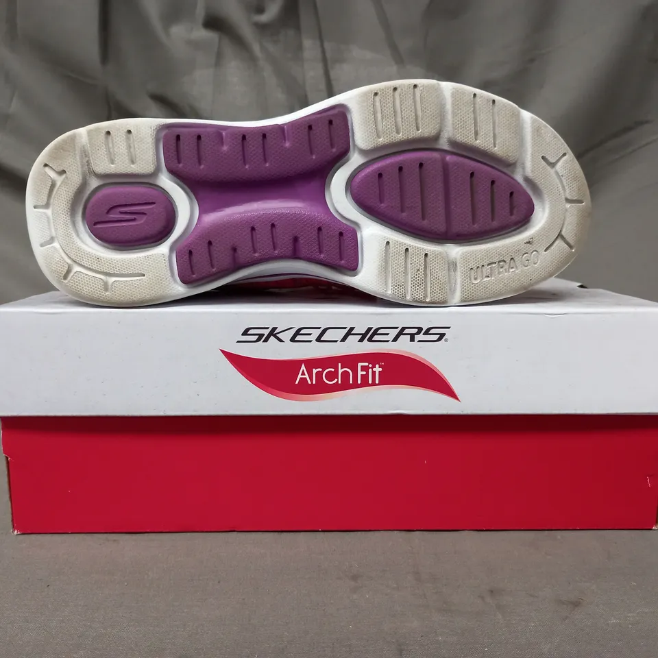 BOXED PAIR OF SKECHERS GO WALK GLEE TRAINERS IN PINK SIZE 5