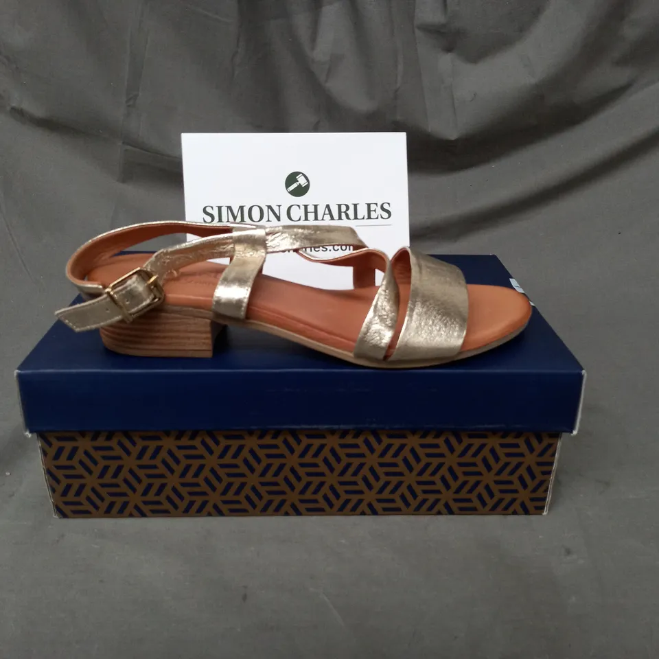 BOXED PAIR OF CARL SCARPA TIANEY SANDALS IN GOLD SIZE 6