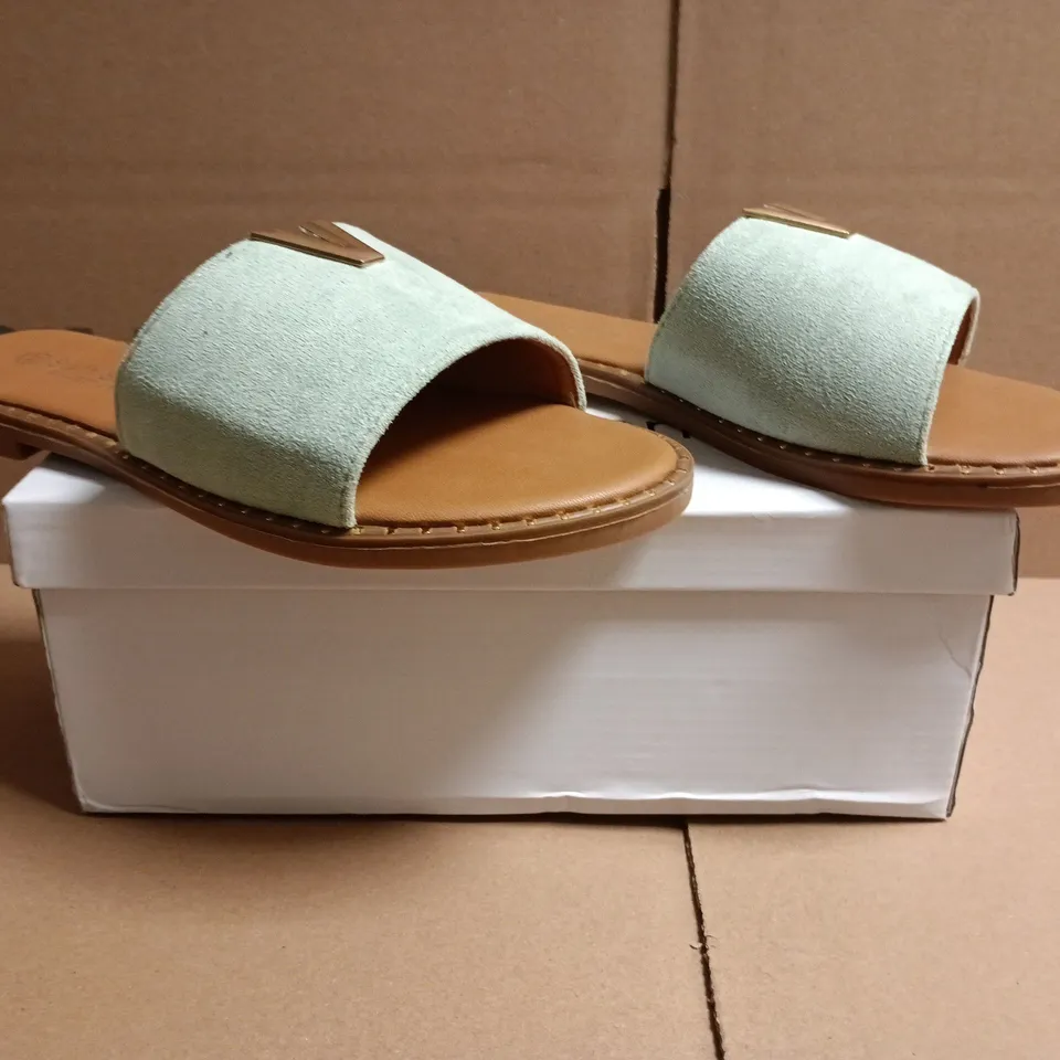 BOXED PAIR OF SIXTH SENS OPEN TOE SANDALS IN GREEN SIZE EU 37