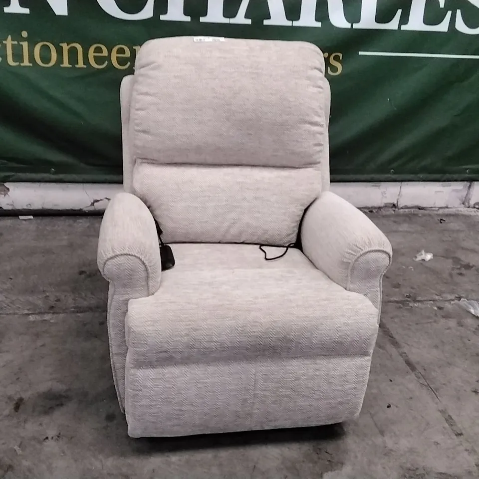 QUALITY BRITISH DESIGNER G PLAN MANUFACTURED NEWMARKET SMALL DUAL ELEVATE CHAIR - CHEVRON SANDSTORM FABRIC 