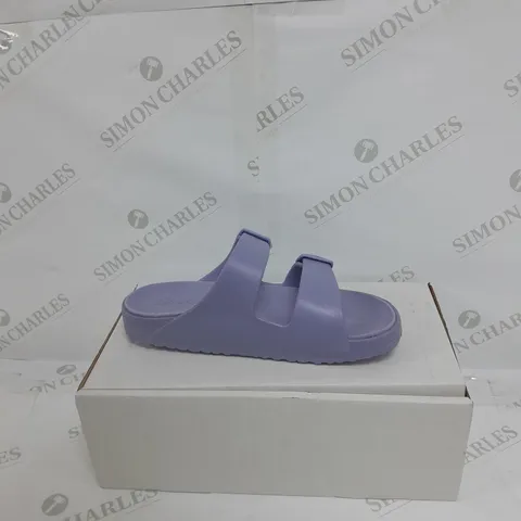 BOXED PAIR OF SKECHERS ARCH FIT FOAMIES SLIDE SANDALS IN LAVENDER SIZE 6