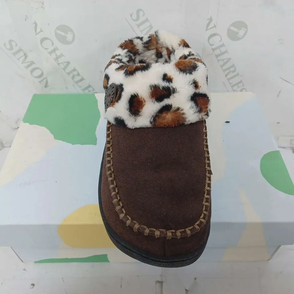 BOXED EARTH SLIPPERS IN DARK BROWN CHEETAH - SIZE 6