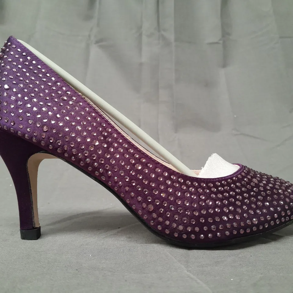 BOX OF APPROXIMATELY 10 BOXED PAIRS OF CASANDRA CLOSED TOE HEELED SHOES IN PURPLE W. JEWEL EFFECT - VARIOUS SIZES
