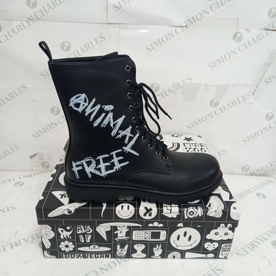 BOXED PAIR OF KOI FOOTWEAR THE STATEMENT ANIMAL FREE MENS MILITARY BOOTS - SIZE 9