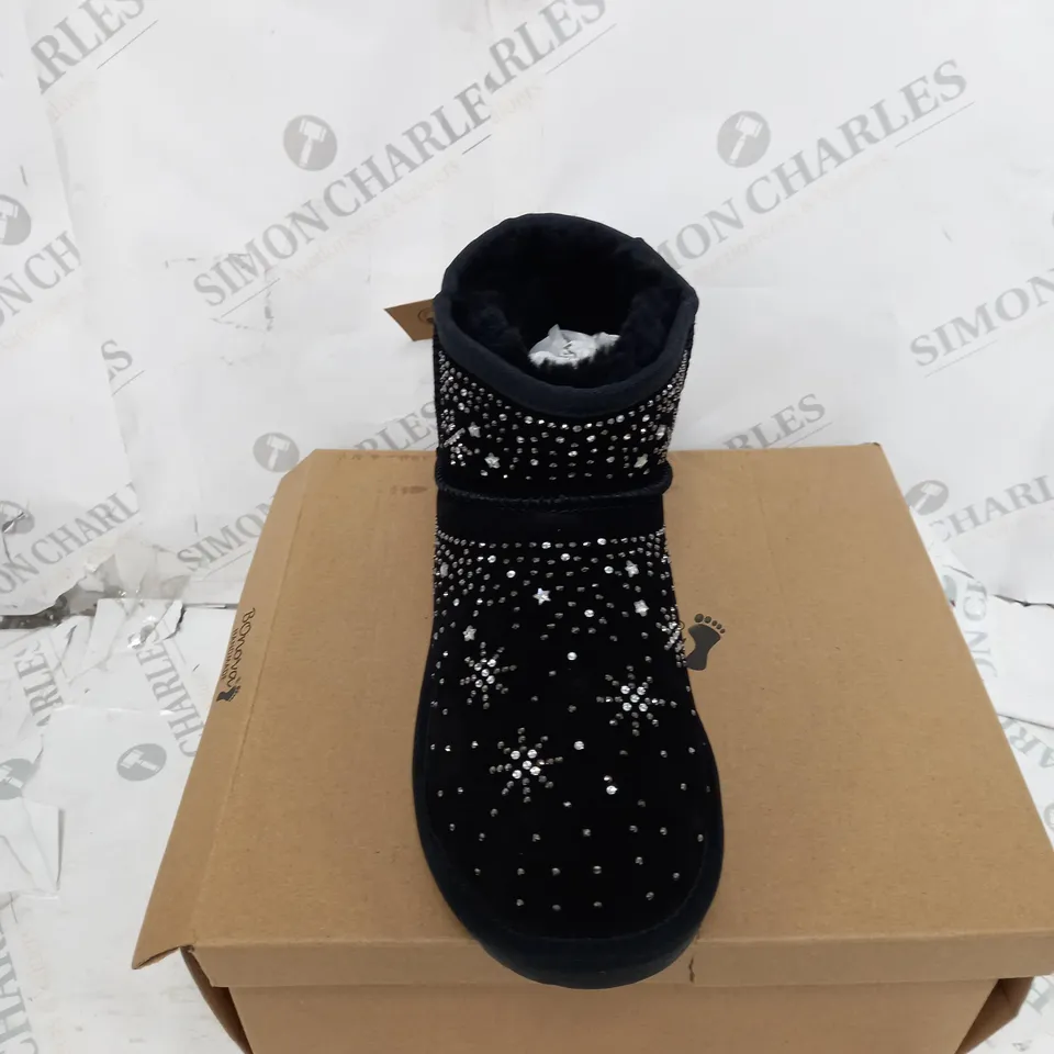 BOXED PAIR OF RIEKER SKEEPSKIN DETAILED ZIP BOOTS SIZE 7