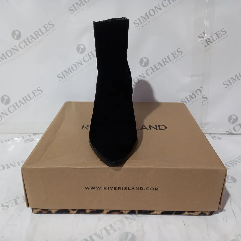 BOXED PAIR OF RIVER ISLAND POINTED TOE HEELED SUEDE SHOES IN BLACK UK SIZE 5