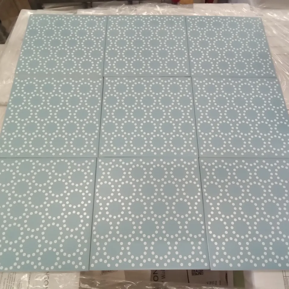 PALLET OF APPROXIMATELY 90 PACKS OF 44 PCS BRILLIANT VERTE POMME 15×15CM ASTUCE TILES, 25 PCS MAT BLEU BALT ASTUCE TILES & 25PCS MAT BLEU BALTIQUE 3 20×20CM TILES