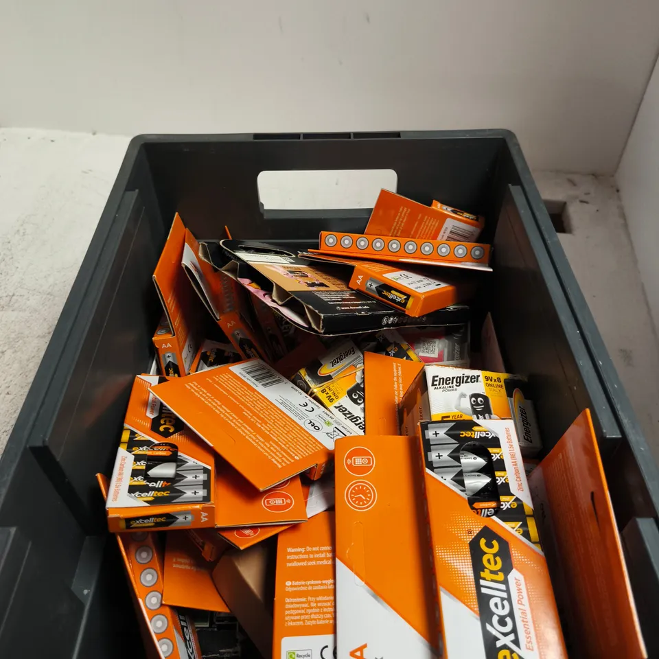 APPROXIMATELY 20 ASSORTED BATTERIES IN VARIOUS SIZES 