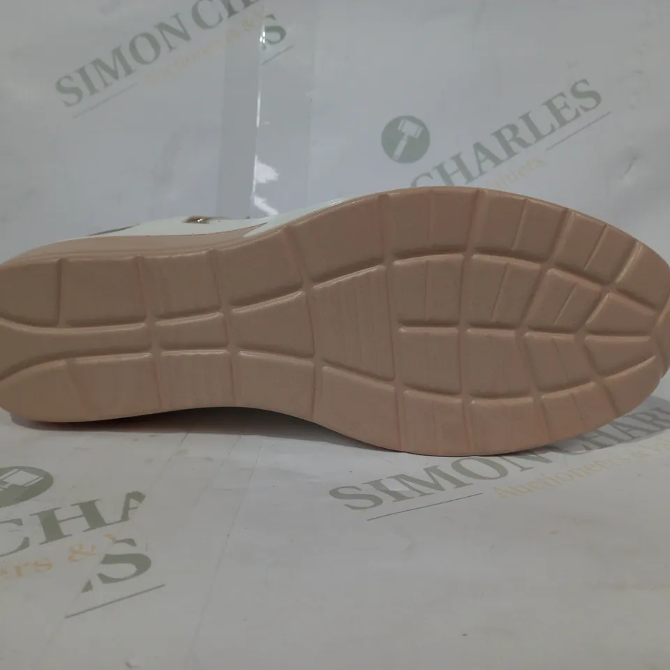 PAIR OF DESIGNER SHOES IN WHITE/METALLIC GOLD EU SIZE 37