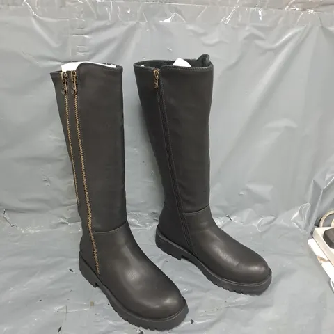BOXED PAIR OF BLOWFISH ANGLE KNEE BOOTS BLACK ZIP SIZE 4