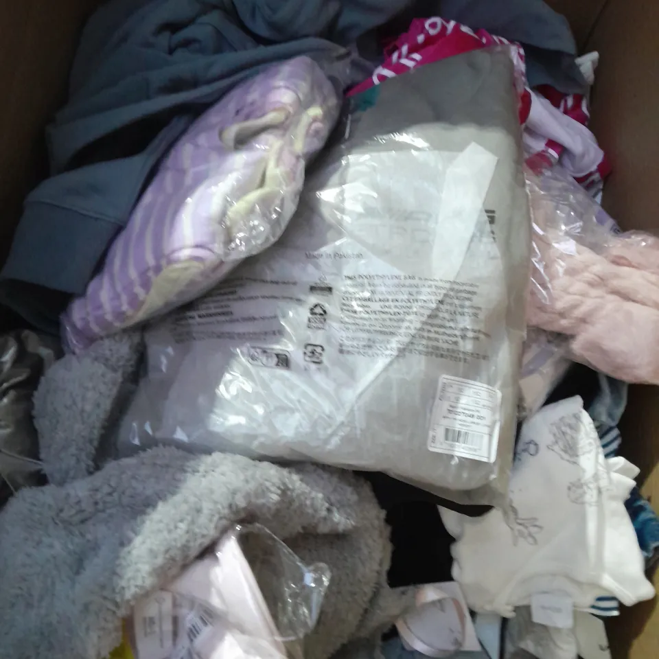 BOX OF APPROXIMATELY 35 ASSORTED KIDS CLOTHING ITEMS TO INCUDE - COAT, BABYGROWS, FLEECE, ETC