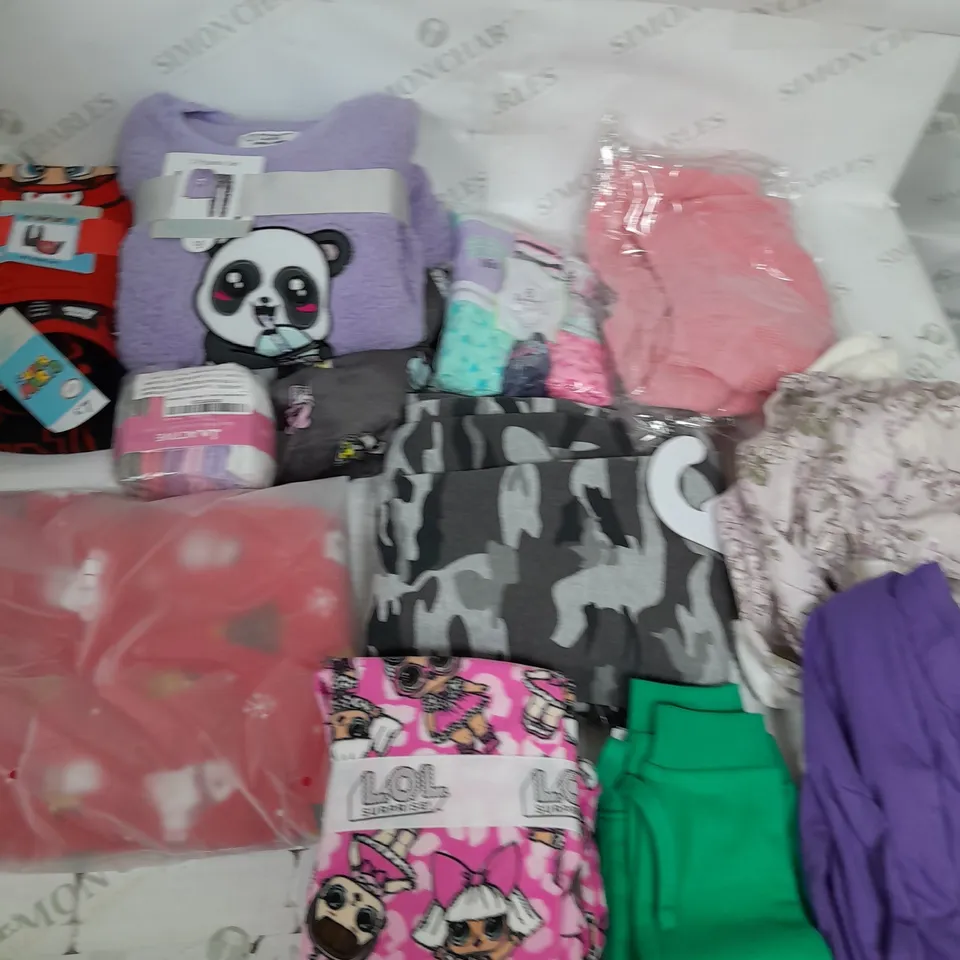 BOX OF ASSORTED CHILDRENS CLOTHING VARYING IN SIZE/COLOUR/STYLE TO INCLUDE:  TOPS, VESTS, JUMPERS