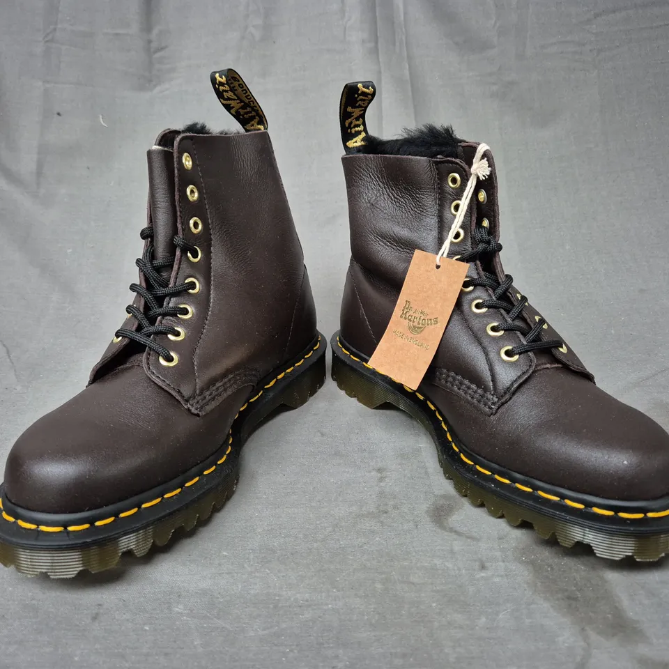 BOXED PAIR OF DR MARTENS 1460 PASCAL ANKLE BOOTS IN DEEP BROWN UK SIZE 7