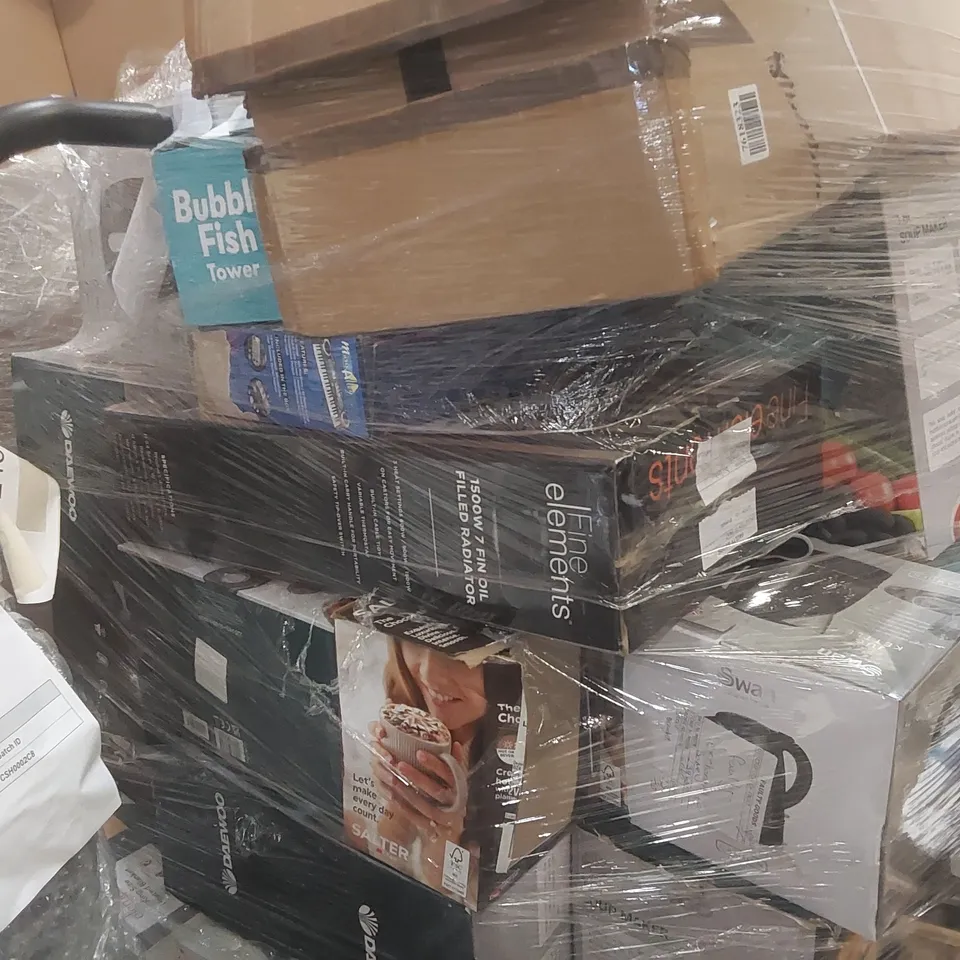 PALLET CONTAINING A VERY LARGE QUANTITY OF ASSORTED HOME APPLIANCES INCLUDING: KETTLES, BLENDER, SOUP MAKERS, TOASTER, PARTY SPEAKER, FAN HEATER, AIR FRYER, SMART KARAOKE SET ECT