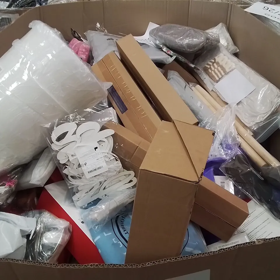 PALLET OF ASSORTED HOUSEHOLD GOODS AND PRODUCTS TO INCLUDE;TRAINERS,CARRYING CASE,POWER TOOL BATTERY