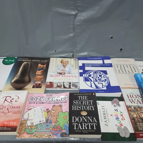 LARGE QUANTITY OF ASSORTED BOOKS IN VARIOUS GENRES TO INCLUDE WORKS BY SUSAN PETERSON, MARY BERRY, DONNA TARTT - COLLECTION ONLY