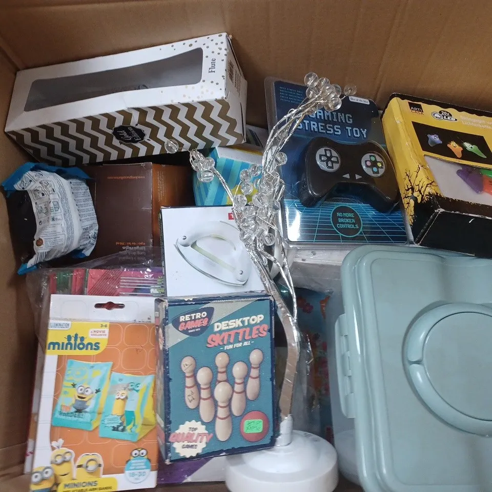 APPROXIMATELY 15 ASSORTED HOUSEHOLD ITEMS TO INCLUDE FLOWER GARDEN, GIN MUG, AND OVEN GLOVES ETC. 