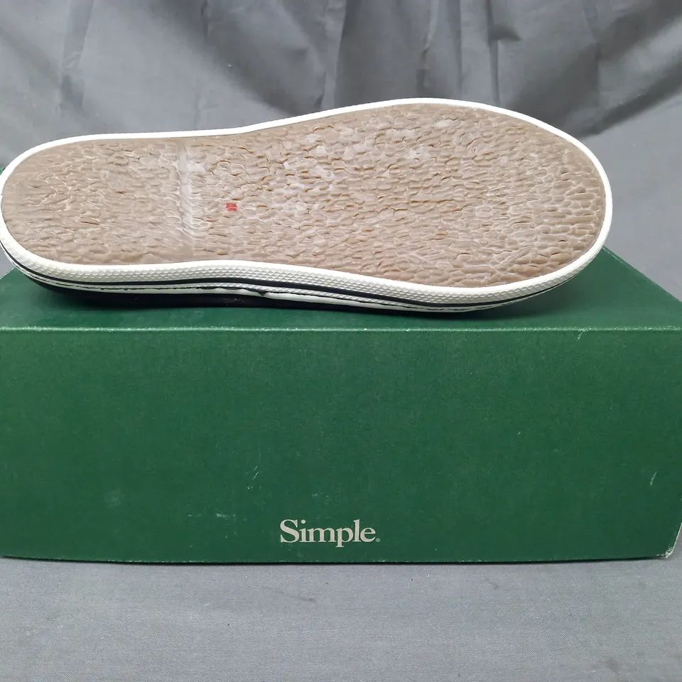 BOXED PAIR OF SIMPLE SATIRE CANVAS SNEAKERS IN BLACK SIZE 4