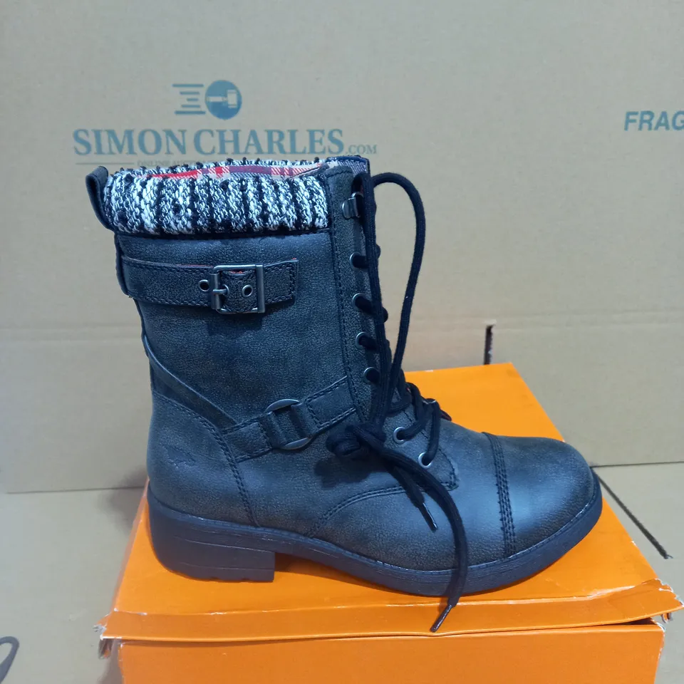 BOXED PAIR OF SIZE 7 ROCKET DOG BOOTS 