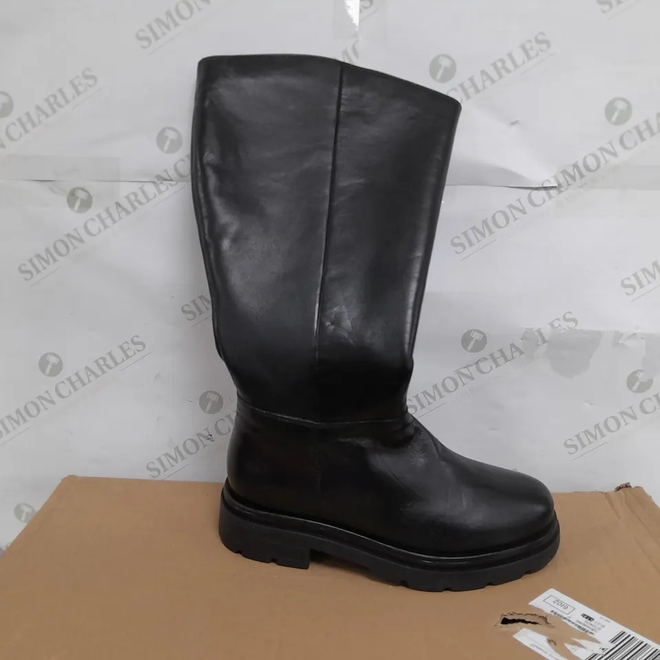 BOXED PAIR OF SUPER CURVY CALF WIDTH BOOTS IN BLACK - SIZE 7