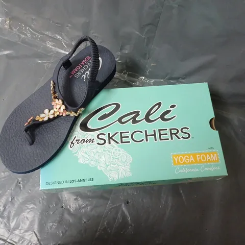 BOXED PAIR OF YOGA FOAM CALI SKECHERS SANDALS UK SIZE 6