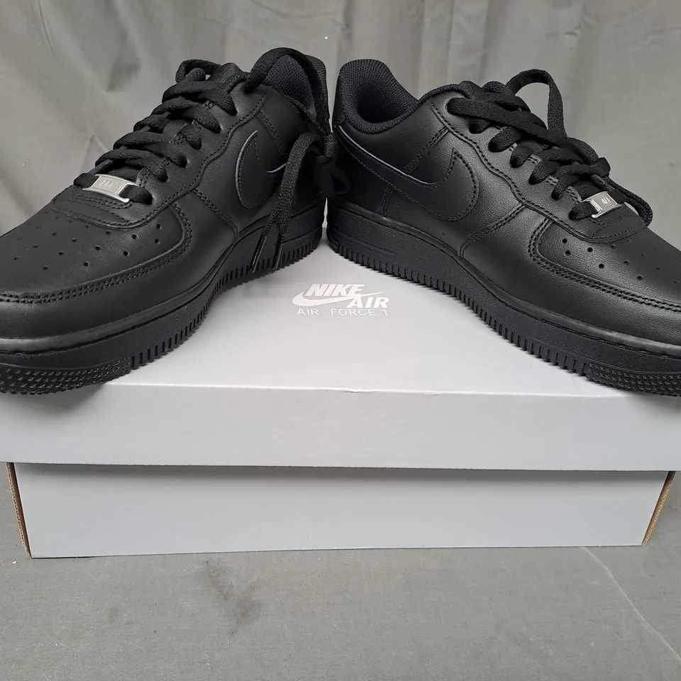 BOXED PAIR OF NIKE AIR FORCE 1 '07 SHOES IN BLACK UK SIZE 6