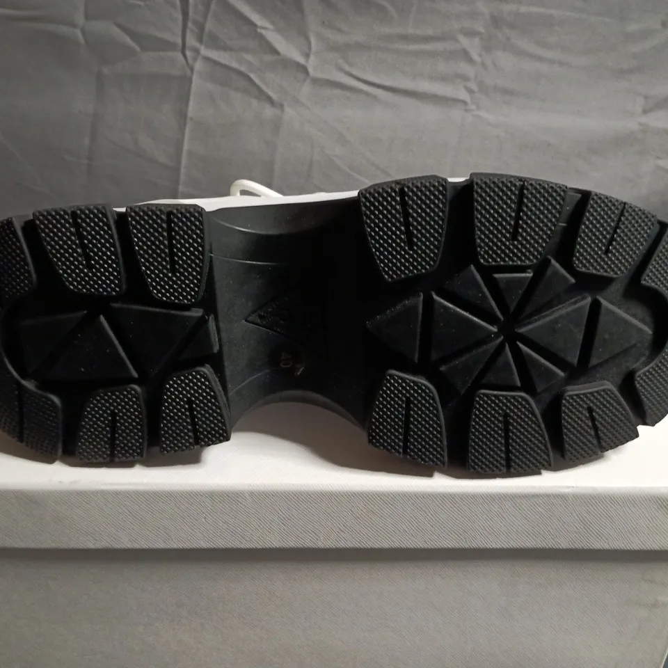 BOXED PAIR OF GUESS WHITE LEATHER TRAINERS- UK SIZE 7